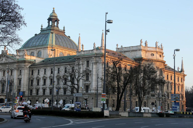 Hier im Justizpalast sollen nach dem Willen der Freien Wähler künftig alle Gerichtsbarkeiten in Bayern unter dem Dach des Justizministeriums verwaltet werden. Das soll mehr Effizienz bringen und auch Geld sparen. (Symbolbild)   — © Stephan Jansen/dpa