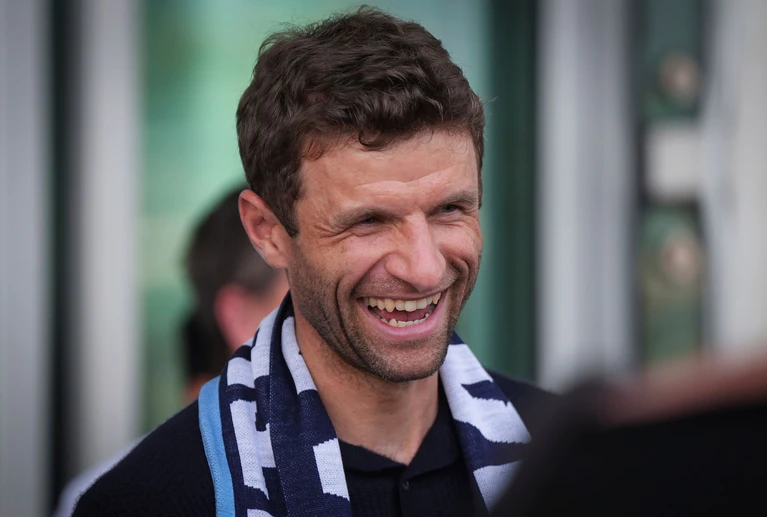 Thomas Müller bei der Ankunft in Vancouver. — © DARRYL DYCK/The Canadian Press/AP/dpa