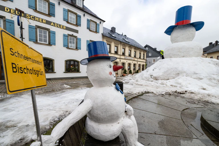 Bischofsgrün nennt sich auch «Schneemanndorf» - weil hier zum 40. Mal ein riesiger Schneemann gebaut wird. — © Pia Bayer/dpa