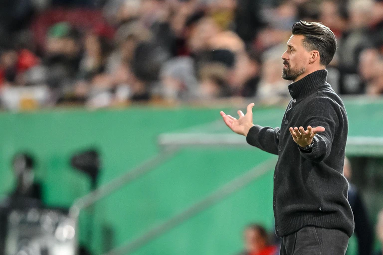 Was nun, Herr Wagner? Augsburgs Trainer steht auch im DFB-Pokal mit leeren Händen da. — © Harry Langer/dpa