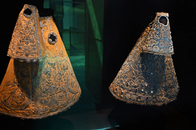 An die 30 Gewänder hat die Schwarze Madonna, passend zum jeweiligen liturgischen Fest.  — © Felix Hörhager/dpa