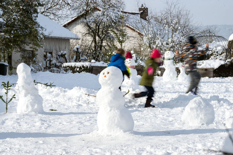 Im Schnee spielen - dafür haben die meisten Kinder heute in Bayern vormittags keine Zeit mehr. (Symbolbild) — © Pia Bayer/dpa