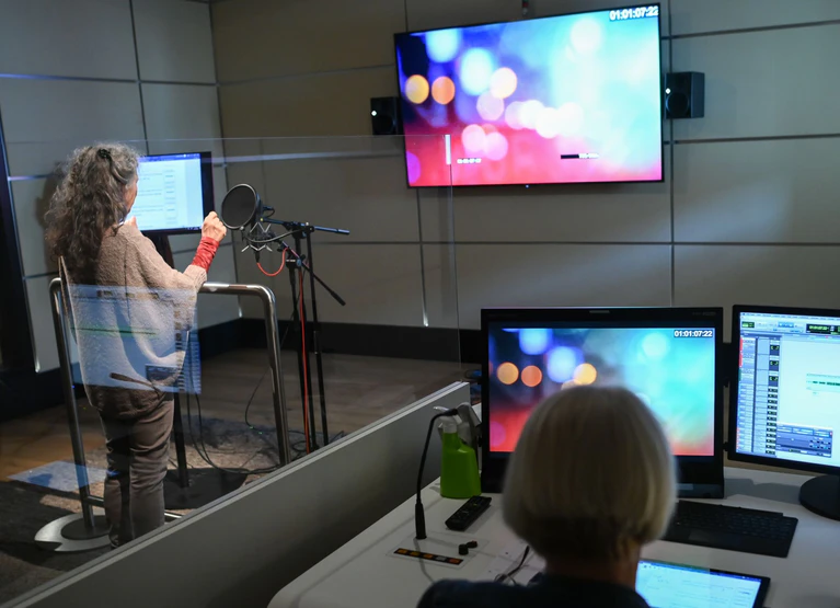 Arbeit im Synchronstudio. (Archivbild) — © Jens Kalaene/dpa-Zentralbild/dpa