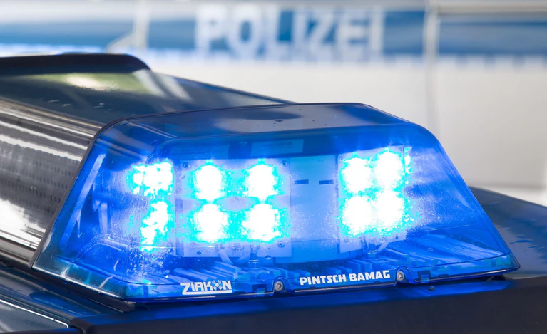 Der Fahrer des anderen Wagens wurde leicht verletzt. (Symbolbild) — © Friso Gentsch/dpa