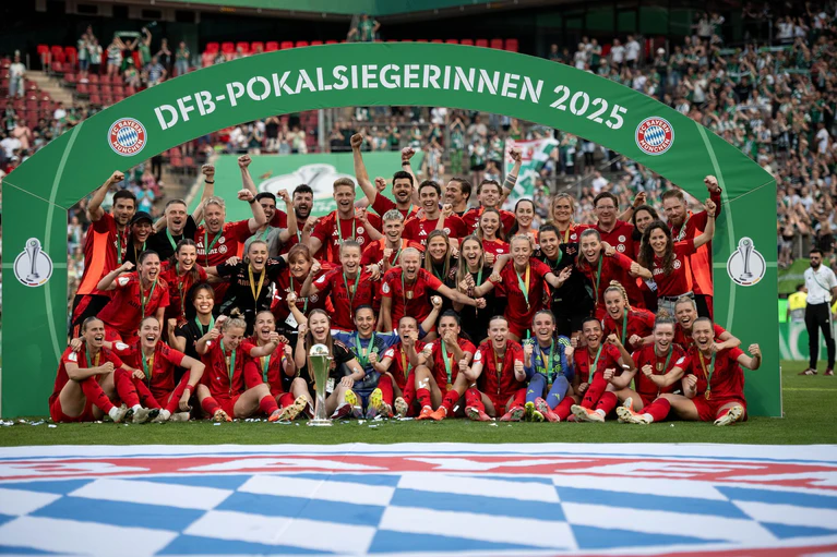 Zum ersten Mal holen die Bayern-Frauen den Meistertitel und den Pokal.  — © Fabian Strauch/dpa