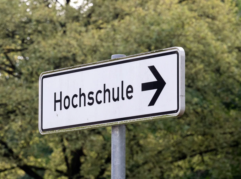 An sämtlichen Hochschulen in Bayern kann nun der Doktortitel erworben werden (Symbolbild). — © Soeren Stache/dpa