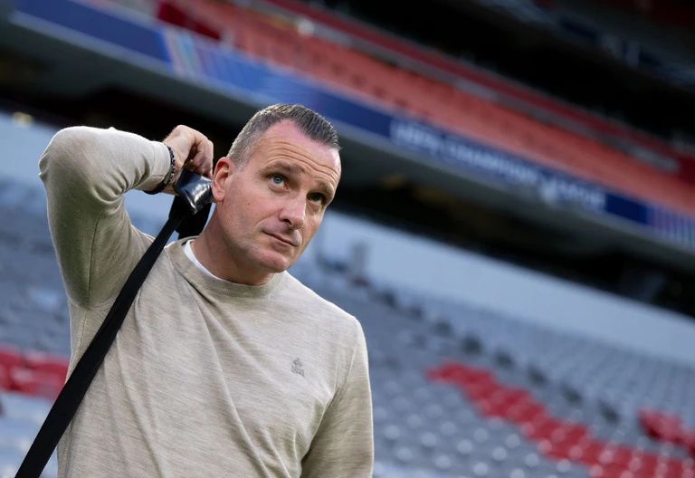 Brügges Trainer Nicky Hayen beim Rundgang durch die Allianz Arena. — © Sven Hoppe/dpa