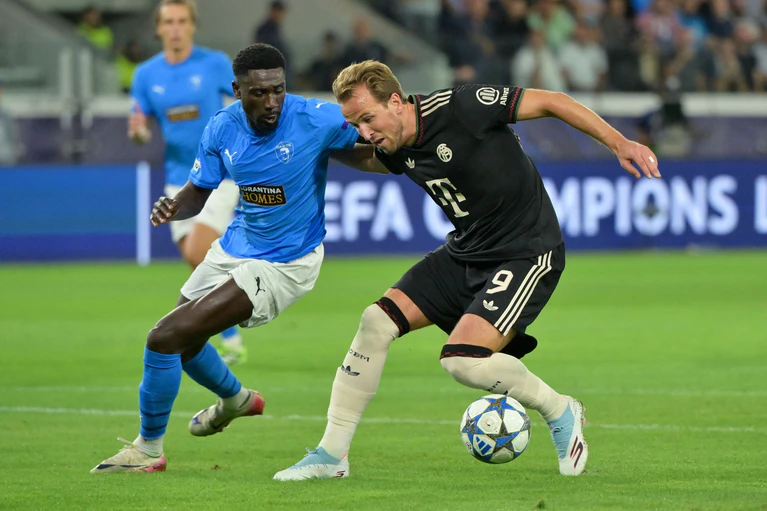 Bayern-Torjäger Harry Kane (r.) - hier in der Champions League auf Zypern - ist in einer Ausnahme-Form. — © Peter Kneffel/dpa