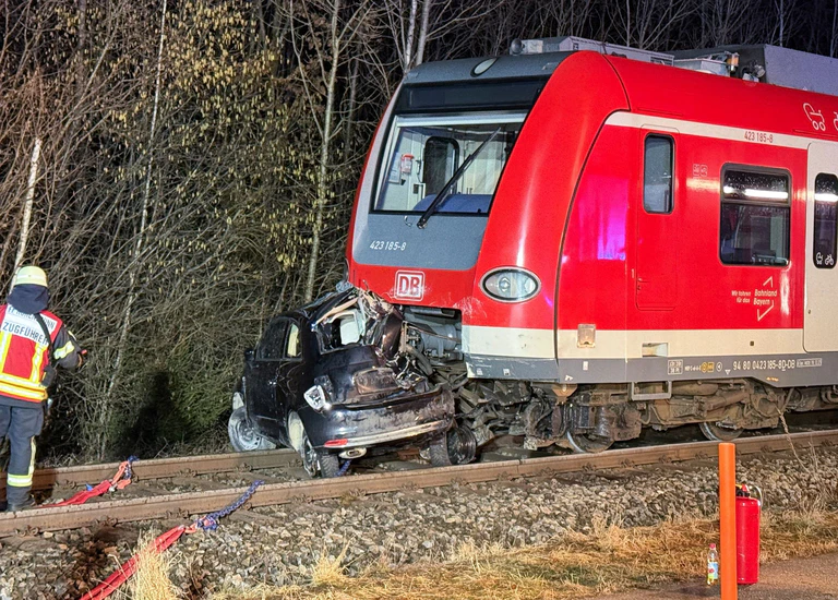Der Kleinwagen wurde beim Zusammenstoß stark eingedrückt.  — © Vifogra/Friedrich/dpa