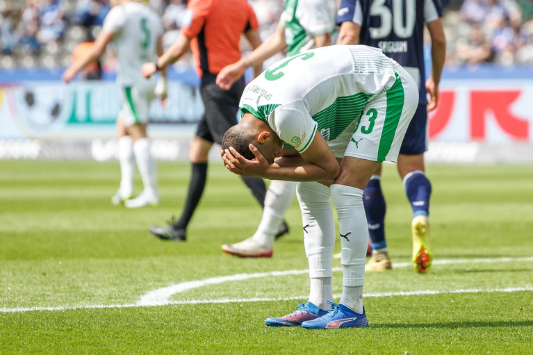 Maximilian Dietz droht mit Greuther Fürth der Abstieg in die 3. Liga.  — © Andreas Gora/dpa