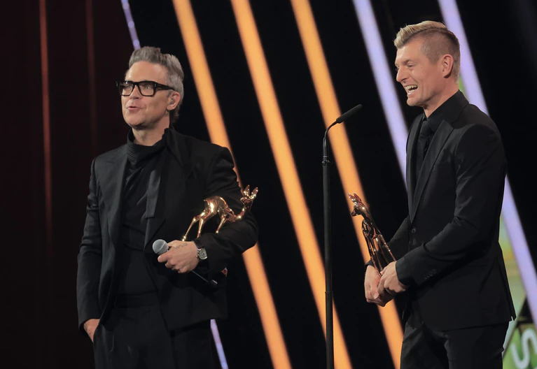 Robbie Williams überreichte Toni Kroos den «Bambi», nachdem er bereits selbst einen erhalten hat.  — © Karl-Josef Hildenbrand/dpa