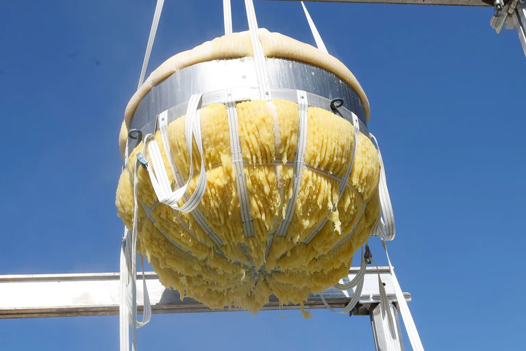 Der Rekordkloß wird nach 21-stündiger Zubereitung aus dem Riesen-Kochtopf gehoben. — © Daniel Löb/dpa