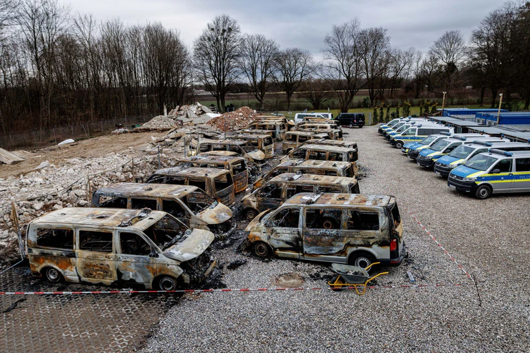 Die Ermittler prüfen auch einen Zusammenhang mit dem Brand von 23 Polizeiautos im Januar. (Archivbild) — © Matthias Balk/dpa