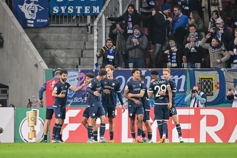 Gerrit Holtmann (l) jubelt mit den Teamkollegen nach seinem Tor. — © Harry Langer/dpa