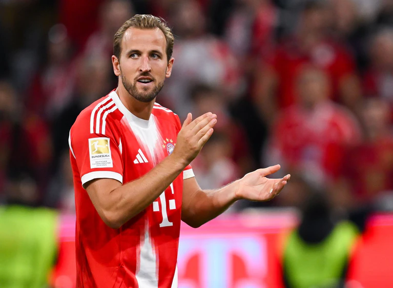 Am Tag nach seinem Hattrick gegen Leipzig musste Harry Kane in Tirol nur viele Autogramme schreiben, aber nicht wieder auf den Platz. — © Sven Hoppe/dpa