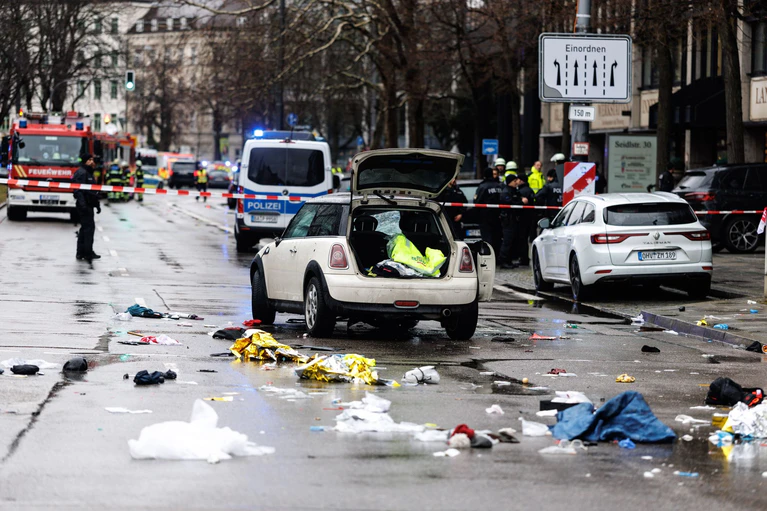 Ein Autofahrer raste in einen Demozug. (Archivbild) — © Matthias Balk/dpa