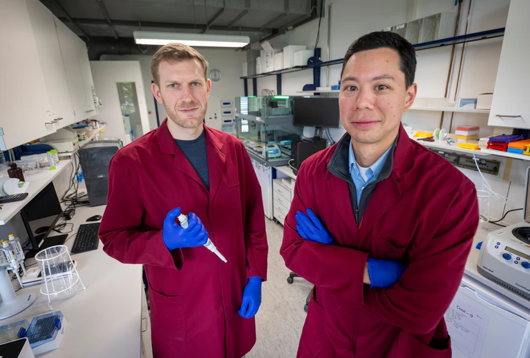 Kilian Vogele (l) und Patrick Großman (r) vom Start-Up-Unternehmen «Invitris» stehen in einem Laborbereich ihrer Firma, die sich auf die Bekämpfung von Krankenhauskeimen spezialisiert hat. — © Peter Kneffel/dpa