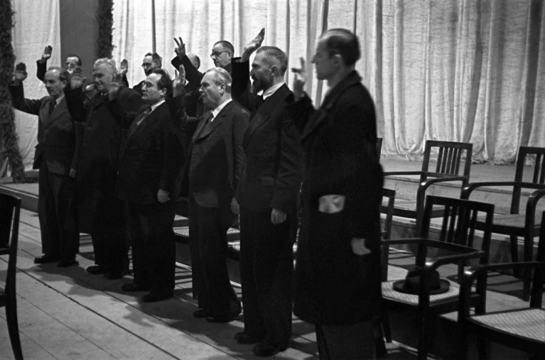 1946 wird nicht nur das erste Mal nach dem Krieg in Bayern gewählt - es wird auch eine neue Verfassung angenommen. (Archivbild) — © DANA/dpa