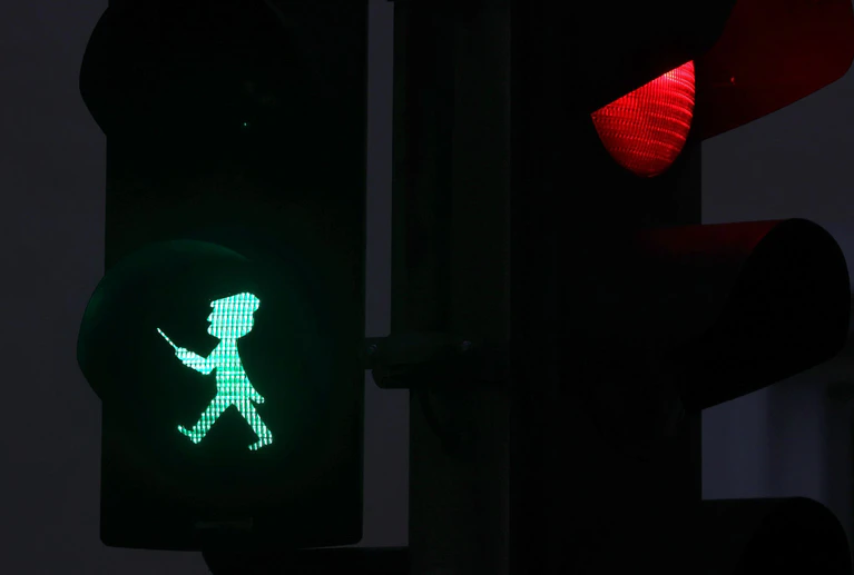 Der Komponist Richard Wagner gibt den Fußgängern an drei Ampeln in Bayreuth grünes Licht.  — © Karl-Josef Hildenbrand/dpa