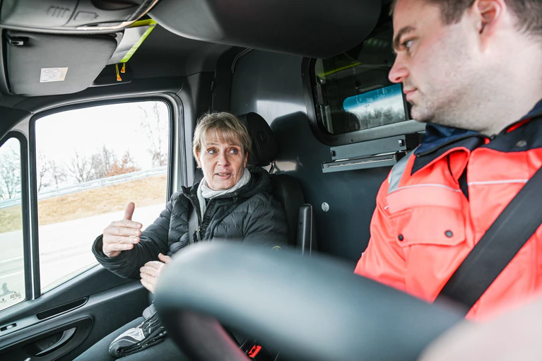 Für Rallye-Fahrerin Jutta Kleinschmidt ist richtiges Sitzen hinter dem Steuer mit entscheidend. — © Jason Tschepljakow/dpa
