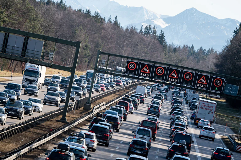 Die A8 München - Salzburg ist eine der stauträchtigsten deutschen Autobahnen. Das Osterwochenende wird aller Voraussicht nach keine Ausnahme sein. (Archiv) — © Matthias Balk/dpa
