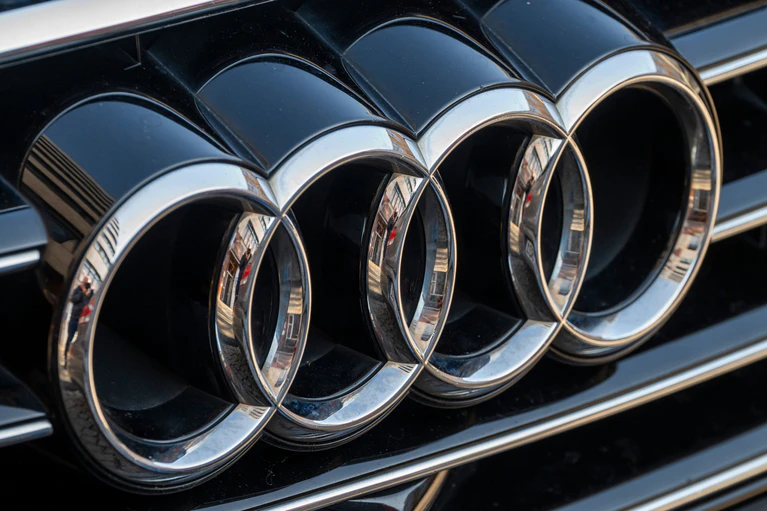Audi-Logo: Der Autobauer streicht Tausende Jobs. (Symbolbild) — © Peter Kneffel/dpa