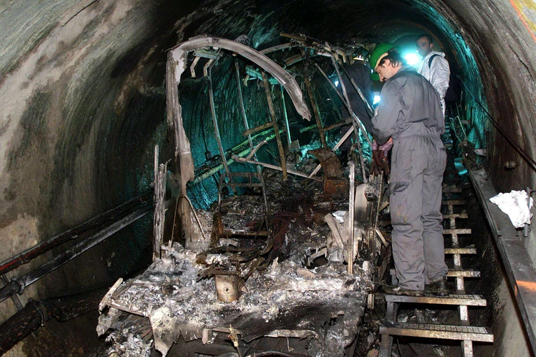 Nur 12 Menschen überlebten das Tunnel-Inferno. (Archivbild) — © Franz Neumayr/epa apa/dpa