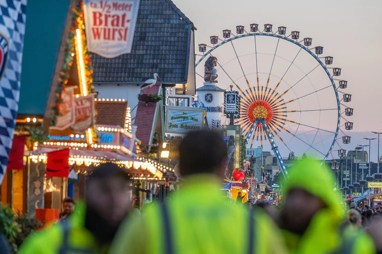 Nach einer Bombendrohung wurde am Mittwoch das Oktoberfest gesperrt. Am Abend startete dann der Festbetrieb. — © Armin Weigel/dpa
