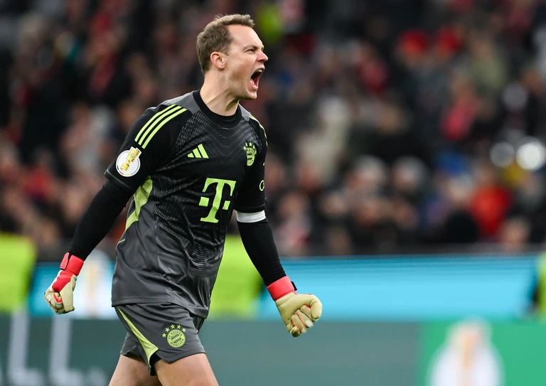 Manuel Neuer jubelt nach dem Einzug ins DFB-Pokal-Halbfinale. — © Sven Hoppe/dpa