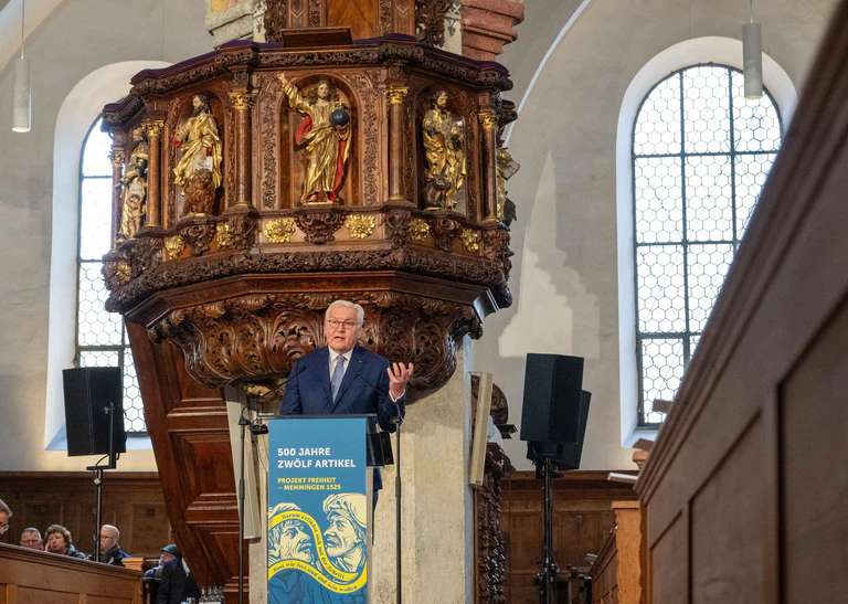 Bundespräsident Frank-Walter Steinmeier wirbt bei einem Festakt zum 500-jährigen Gedenken an den Bauernkrieg für den Wert der Freiheit.   — © Stefan Puchner/dpa