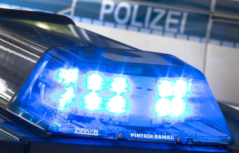 Ein Traktor mit Anhänger steht im Fokus der Ermittlungen der Polizei nach einem tödlichen Unfall. (Symbolbild) — © Friso Gentsch/dpa
