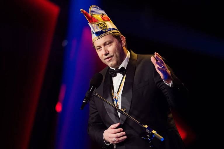 Vizekanzler Lars Klingbeil hielt die Laudatio auf die Kabinettskollegin. — © Rolf Vennenbernd/dpa