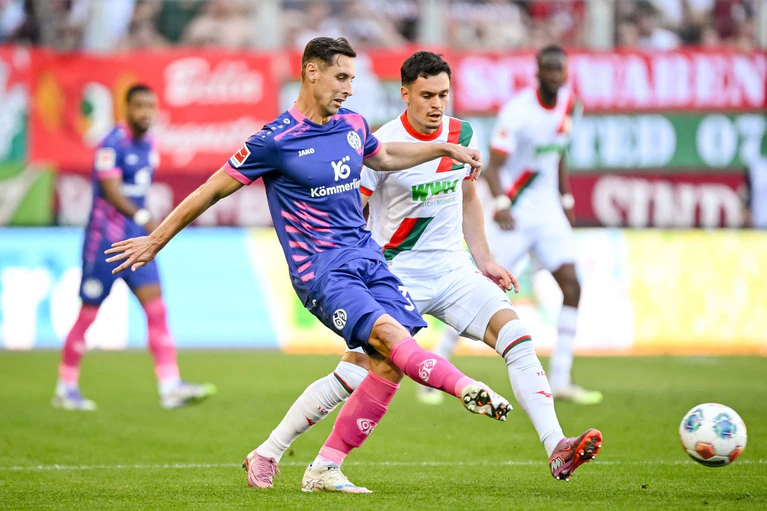 Mainz-Profi Dominik Kohr (links) und Augsburgs Fabian Rieder kämpfen um den Ball. — © Harry Langer/dpa
