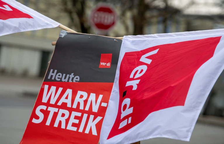 Noch sind die Positionen von Gewerkschaft und Arbeitgebern weit auseinander. (Archivbild)  — © Stefan Puchner/dpa