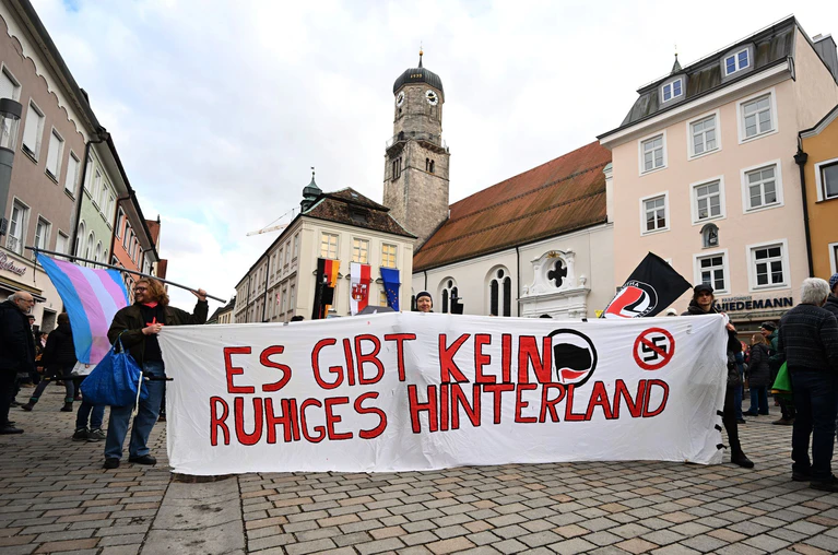 Die Demonstranten wollten auch zeigen: «Es gibt kein ruhiges Hinterland»  — © Felix Hörhager/dpa
