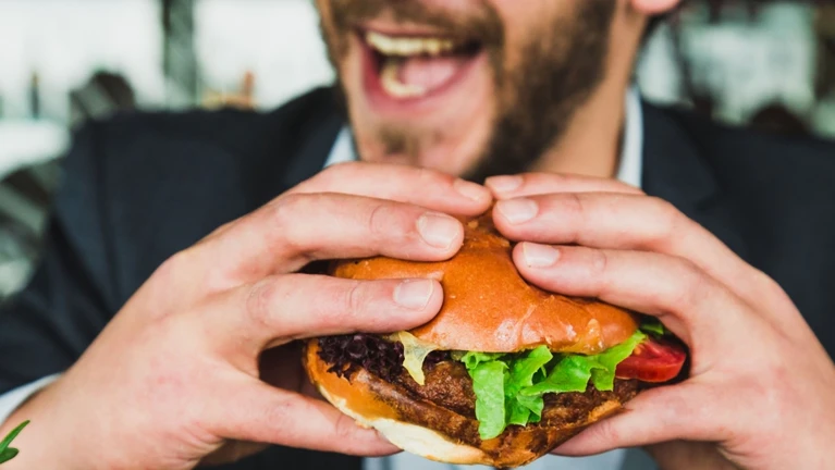 Burger essen — © Sander Dalhuisen / Unsplash