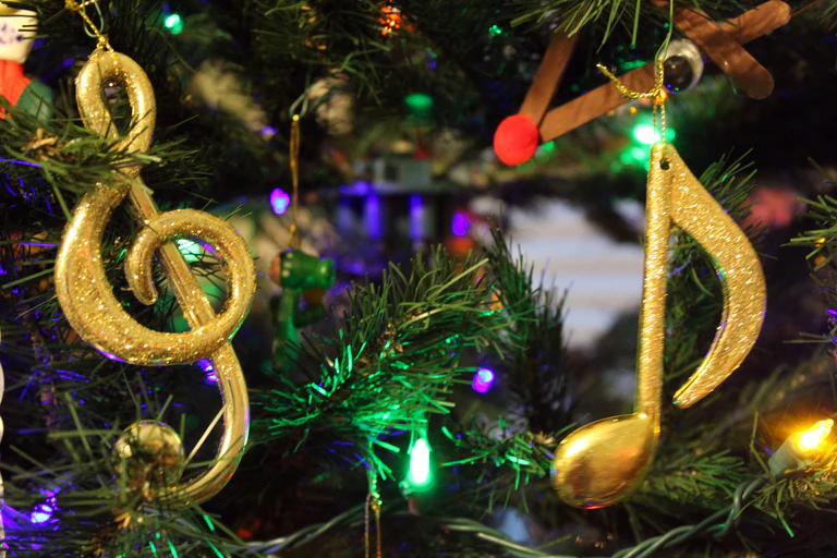 Weihnachten Christbaum Musik Noten Christbaumkugel — © PamSchodt / iStock
