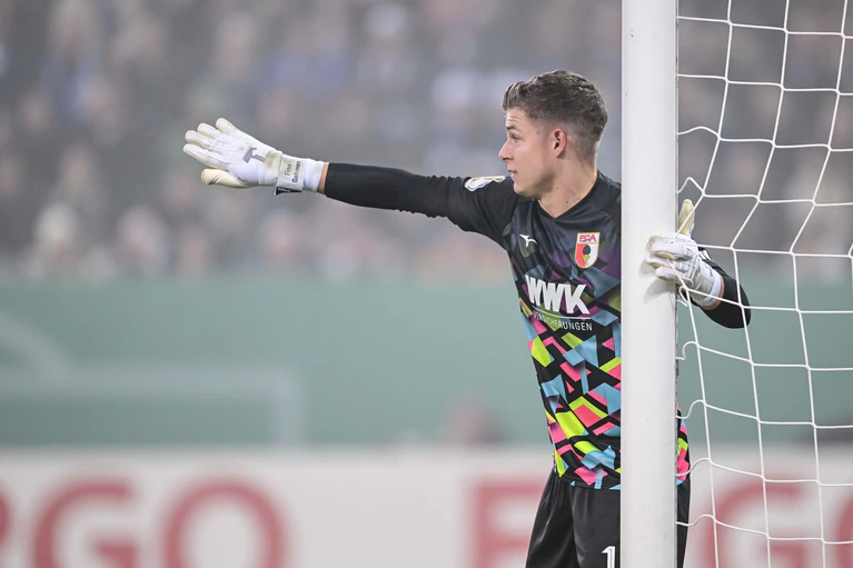 Finn Dahmen lässt gegen Schalke kein Gegentor zu. — © Harry Langer/dpa