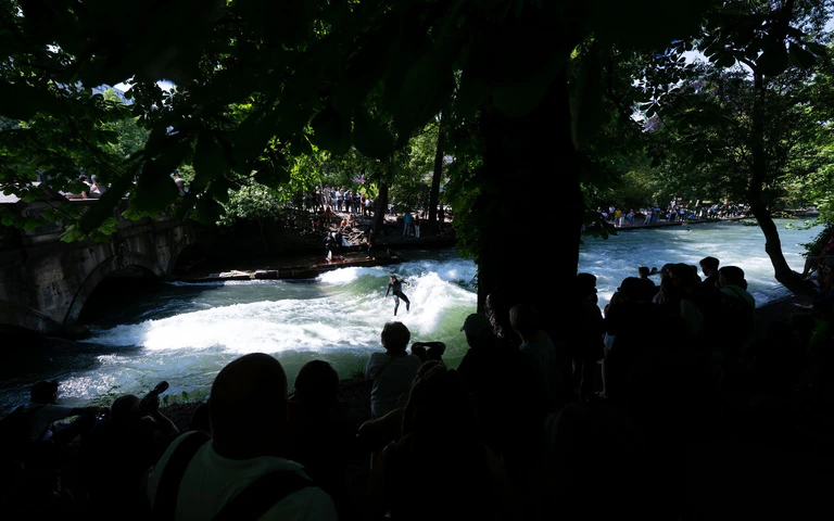 Surfen an der Eisbachwelle gilt als eine der Attraktionen in München. (Archivbild) — © Sven Hoppe/dpa