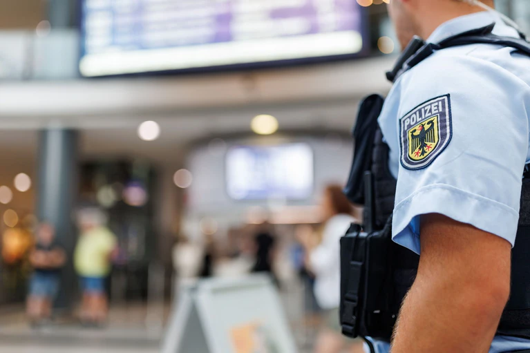 Die meisten Verstöße gegen das Waffenverbot zählte die Bundespolizei in Nürnberg. (Symbolbild) — © Daniel Karmann/dpa