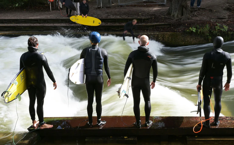 Seit Ende Juni ist das Surfen auf der Eisbachwelle wieder erlaubt, wenn auch mit Einschränkungen. (Archivbild) — © Malin Wunderlich/dpa