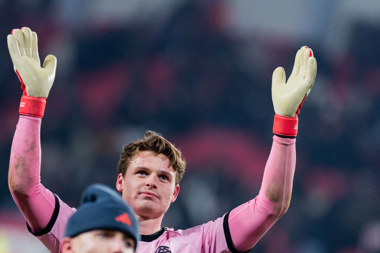 Jonas Urbig hielt diesmal fehlerfrei und wurde «Man of the match» — © Rolf Vennenbernd/dpa