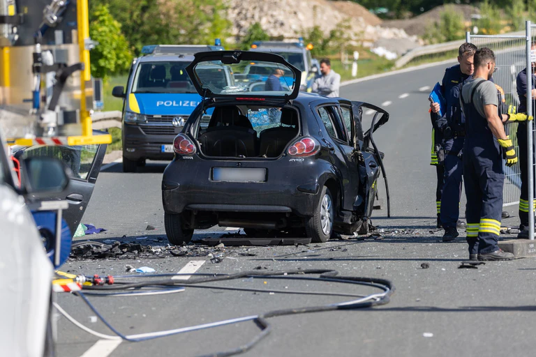 Die Straße blieb über Stunden hinweg gesperrt.  — © Heiko Becker/dpa