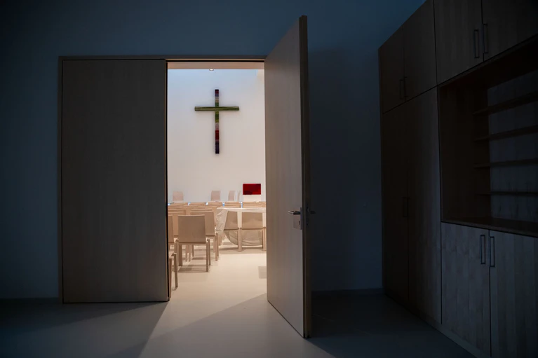 Ein Kreuz im Innenraum der neuen Kirche lenkt den Blick auf das Wesentliche. — © Pia Bayer/dpa