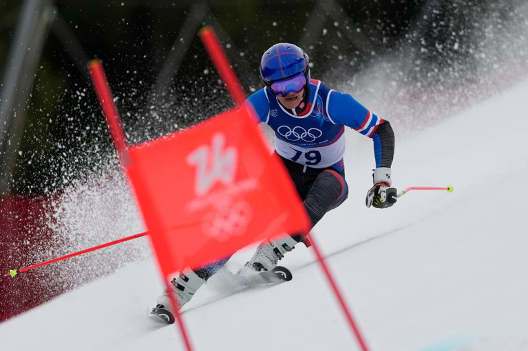 In Konstanz auf der Schule, für Thailand im olympischen Riesenslalom: Fabian Wiest. — © John Locher/AP/dpa