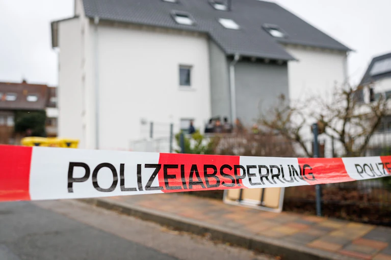 Die Ermittler gehen davon aus, dass sich Angreifer und Opfer kannten. (Symbolbild) — © Daniel Karmann/dpa