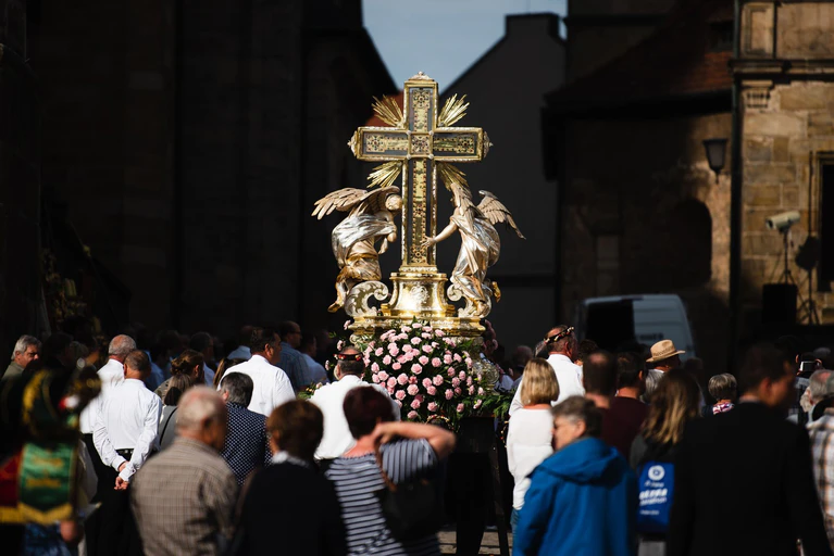 Das Domkreuz ist bei der Prozession in Bamberg dabei. (Archivbild) — © Nicolas Armer/dpa