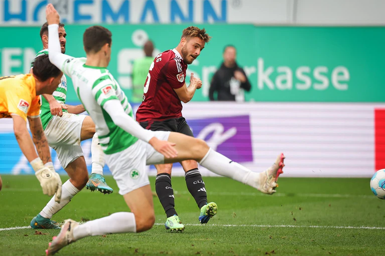 Nürnbergs Lukas Schleimer (r) setzte in der Hinrunde gegen Fürth den Schlusspunkt. — © Daniel Karmann/dpa