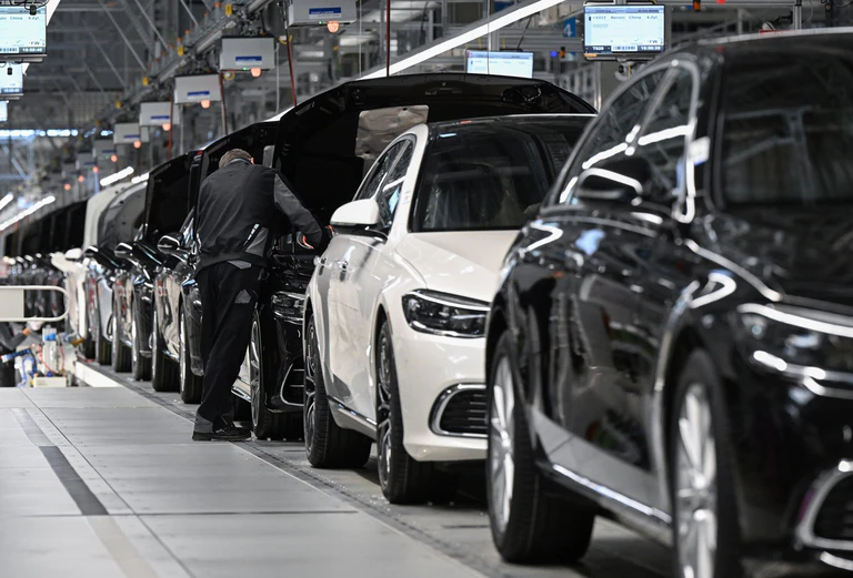 Mercedes-Produktion in Sindelfingen. Gerade im Premiumsegment ist die deutsche Autoindustrie stark. (Archivbild) — © Bernd Weißbrod/dpa
