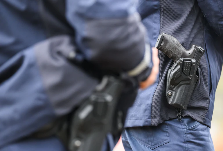 Die Kriminalpolizei überprüft die Schussabgabe der Beamten. (Symbolbild) — © Robert Michael/dpa